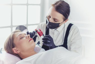 Kalıcı Kalıcı Kaşlara Makyaj Uygulayan Kozmetikçi