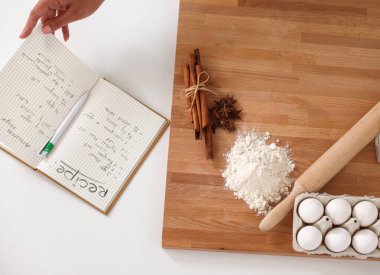 Kadın mutfakta Noel kurabiyesi yapıyor.