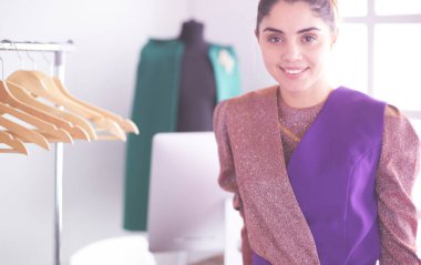 Askıları olan güzel bir stilist.