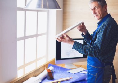 Ofisteki çizim masasında çalışan mimar