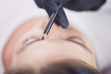 Kalıcı Kalıcı Kaşlara Makyaj Uygulayan Kozmetikçi