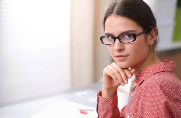 Moderne jonge modeontwerper aan het werk in studio — Stockfoto