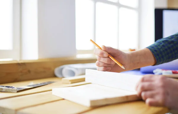 Arquitecto trabajando en mesa de dibujo en la oficina —  Fotos de Stock