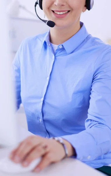 Ernstige mooie jonge vrouw die werkt als support telefoon operator met headset in het kantoor — Stockfoto