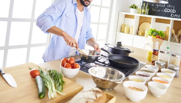 Man bereidt heerlijk en gezond eten in de huiskeuken — Stockfoto