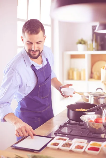 Uomo che prepara cibo delizioso e sano nella cucina di casa — Foto Stock