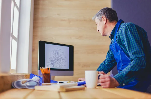 Architecte travaillant sur table à dessin dans le bureau — Photo