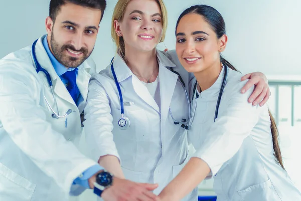 Ett framgångsrikt läkarteam. Självsäkra läkare team står tillsammans och ler — Stockfoto
