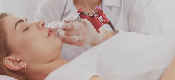 A young girl having red lips permanent makeup, micropigmentation — Stock Photo, Image