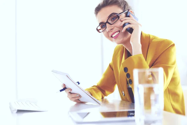 Donna d'affari che si concentra sul lavoro, utilizzando il computer e il cellulare in ufficio — Foto Stock