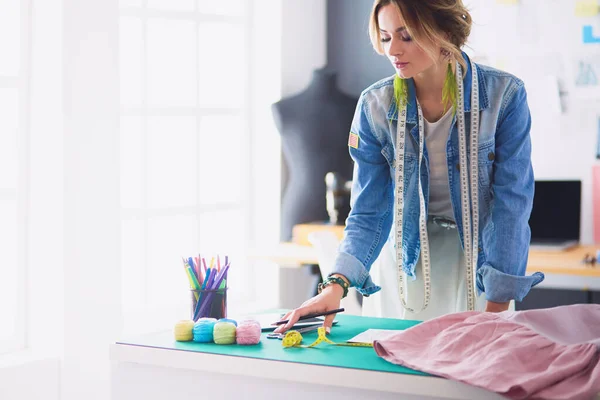 Fashion designer vrouw werkt aan haar ontwerpen in de studio — Stockfoto