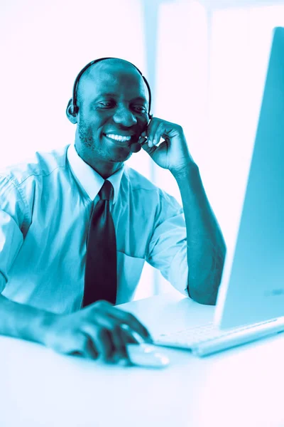 戴耳机在笔记本电脑上工作的非裔美国商人 — 图库照片