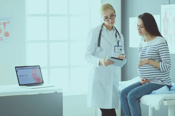 Schöne lächelnde Schwangere mit dem Arzt im Krankenhaus — Stockfoto