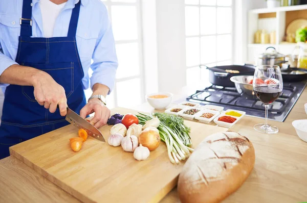 Uomo che prepara cibo delizioso e sano nella cucina di casa — Foto Stock