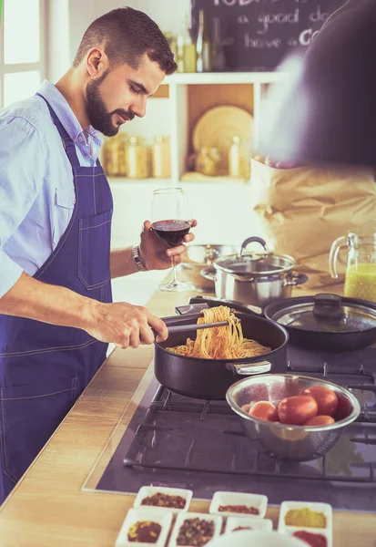 Mann bereitet leckeres und gesundes Essen in der heimischen Küche zu — Stockfoto