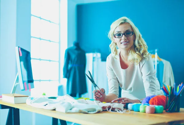 Diseñadora de moda mujer trabajando en sus diseños en el estudio. —  Fotos de Stock