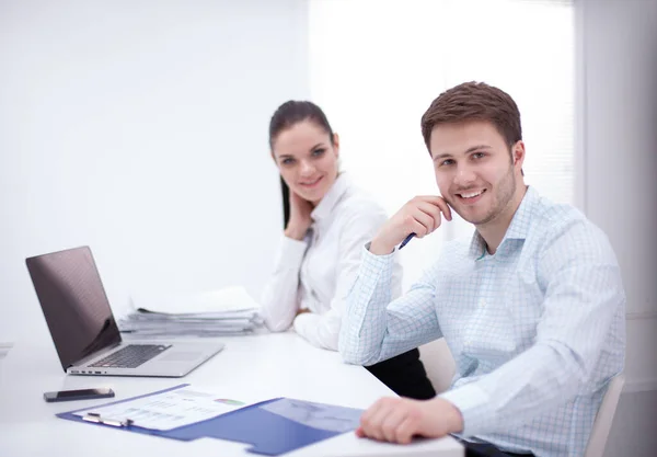 Affärsmän som arbetar tillsammans vid skrivbordet, vit bakgrund — Stockfoto