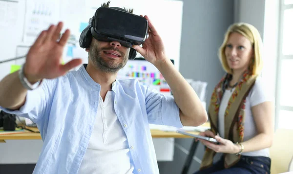 Jovem programador de software masculino testando um novo aplicativo com óculos de realidade virtual 3d no escritório . — Fotografia de Stock