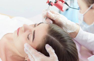 Kırmızı dudaklı genç bir kız kalıcı makyaj, mikro pigmentasyon