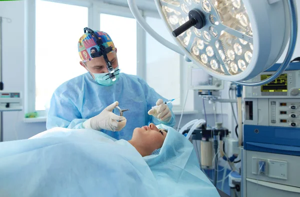 Homem cirurgião no trabalho na sala de cirurgia — Fotografia de Stock