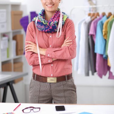 Genç çekici moda Ofis Masası tarafından ayakta, klasörleri tutan Tasarımcısı