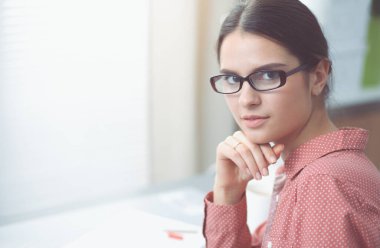 Stüdyoda çalışan modern genç moda tasarımcısı