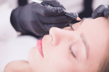 Kalıcı Kalıcı Kaşlara Makyaj Uygulayan Kozmetikçi