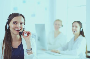 Ofiste dizüstü bilgisayarda çalışan çekici kadın. İş adamları