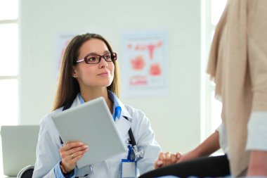 Doktor ve hasta masada otururken bir şey tartışıyorlar. İlaç ve sağlık hizmetleri kavramı