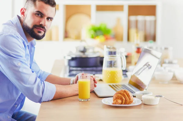 Homem preparando comida deliciosa e saudável na cozinha da casa — Fotografia de Stock