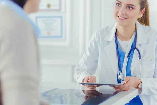 Médica usando tablet no lobby do hospital, sorrindo — Fotografia de Stock