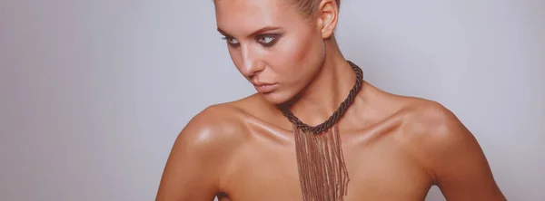 Retrato de una hermosa mujer con collar, aislado sobre fondo blanco. Retrato de una mujer hermosa. — Foto de Stock