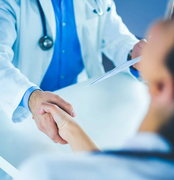 Доктор тремтить руками з пацієнтом ізольовано на білому тлі — стокове фото