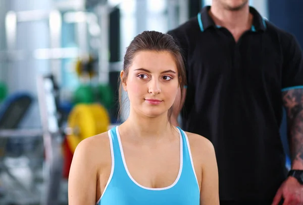 Schöne Frau im Fitnessstudio, die mit ihrem Trainer trainiert. schöne Frau. Fitnessstudio — Stockfoto