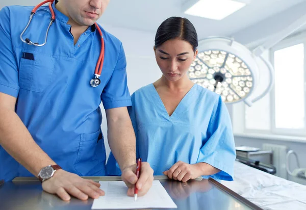 Chirurg bei der Arbeit im OP — Stockfoto