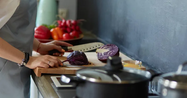 Fiatal nő használ egy tabletta számítógép főzni a konyhában — Stock Fotó