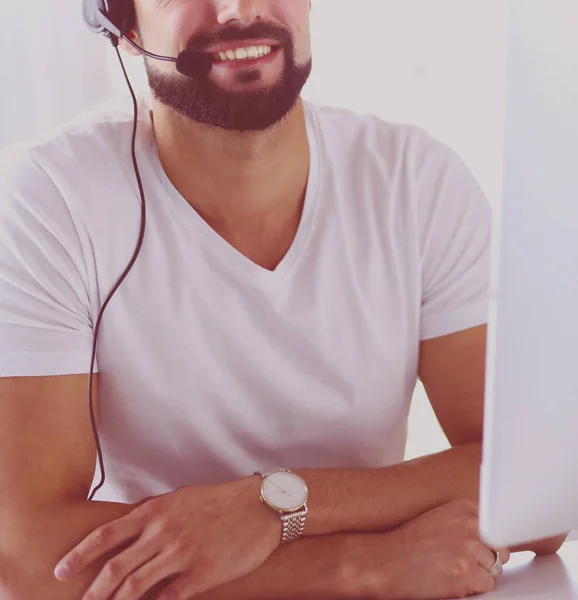 Empresario en la oficina en el teléfono con auriculares, Skype — Foto de Stock