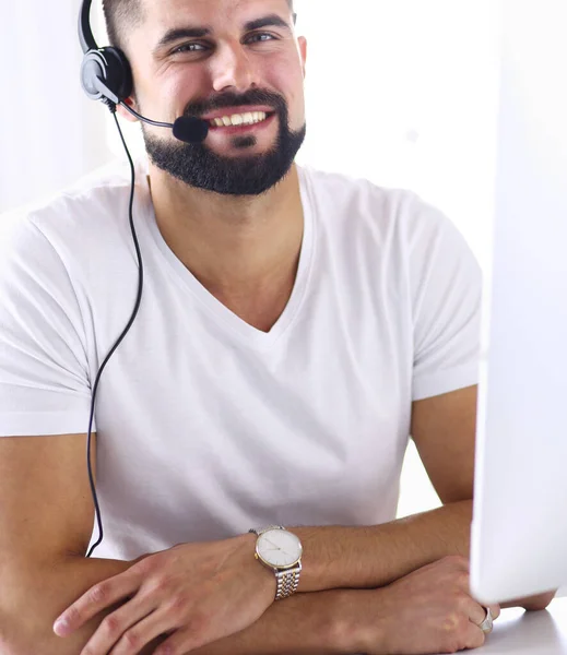 Üzletember az irodában telefonál fejhallgatóval, Skype — Stock Fotó