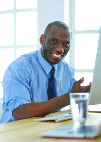 Un om de afaceri afro-american pe casca care lucreaza la laptop — Fotografie, imagine de stoc