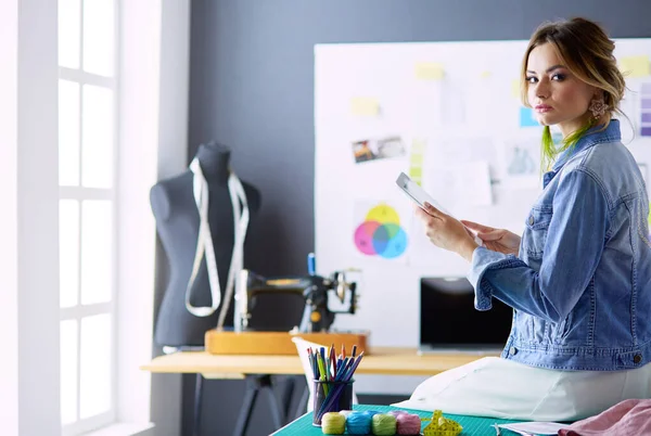 Modedesignerin arbeitet im Atelier an ihren Entwürfen — Stockfoto