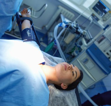 Ameliyathanede çalışan bir cerrah.