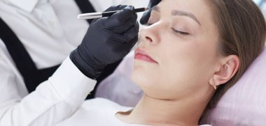 Kalıcı Kalıcı Kaşlara Makyaj Uygulayan Kozmetikçi