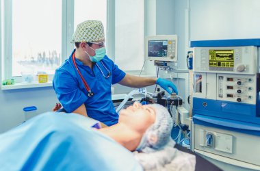 Ameliyathanede çalışan bir cerrah.