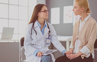 Doktor ve hasta masada otururken bir şey tartışıyorlar. İlaç ve sağlık hizmetleri kavramı