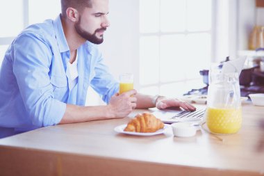 Adam ev mutfağında lezzetli ve sağlıklı yemekler hazırlıyor.