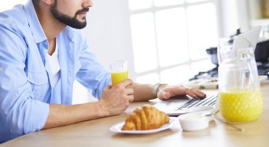 Adam ev mutfağında lezzetli ve sağlıklı yemekler hazırlıyor.