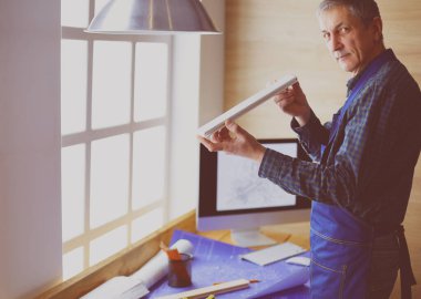 Ofisteki çizim masasında çalışan mimar