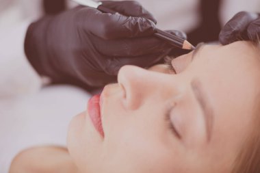 Kalıcı Kalıcı Kaşlara Makyaj Uygulayan Kozmetikçi