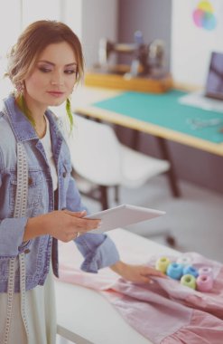 Moda Tasarımcısı kadın stüdyoda tasarımları ile iPad üzerinde