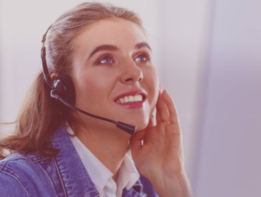 Genç iş kadını kafede telefonla konuşuyor.